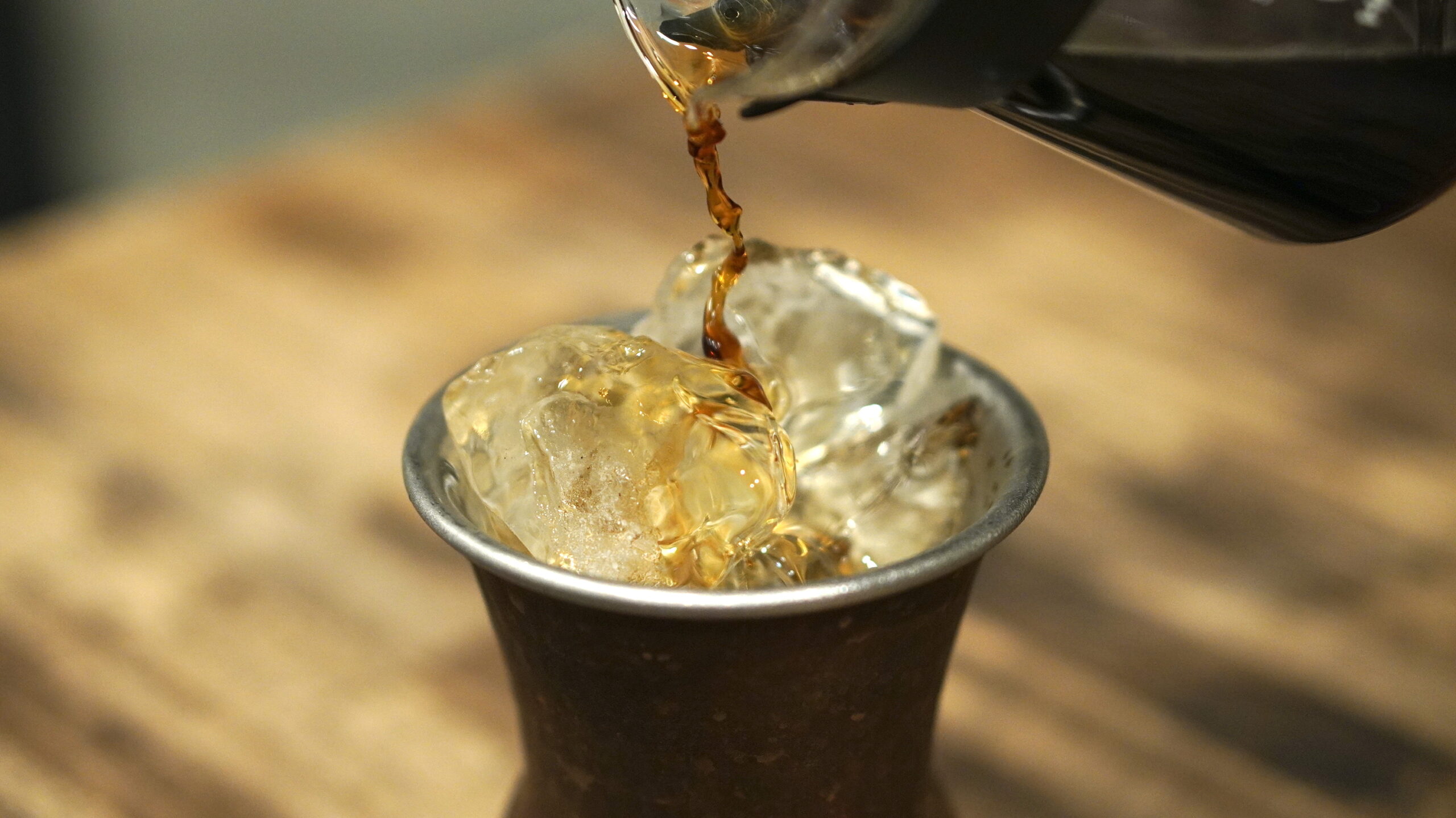 アイスコーヒーの美味しい季節。ハンドドリップして急冷し、銅グラスでご提供。