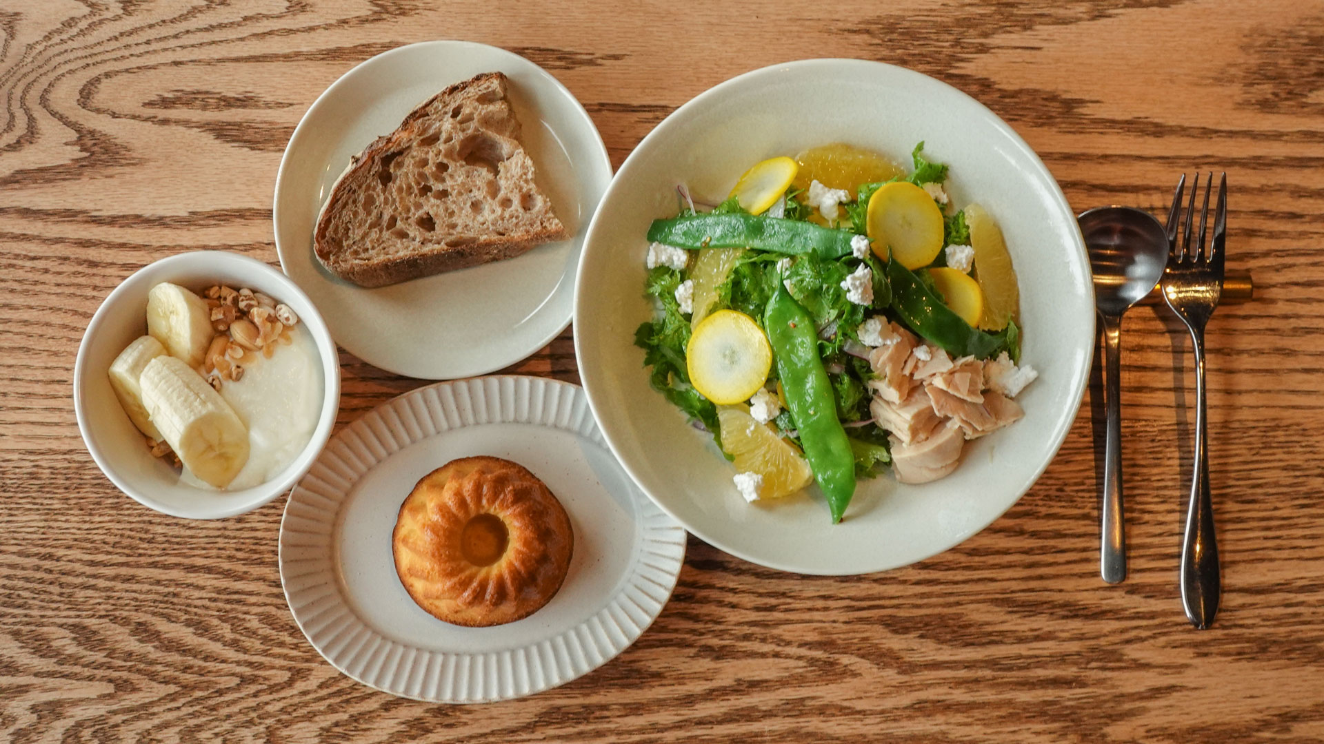モーニングはサラダがメイン。季節のお野菜やフルーツをたくさんのせています。