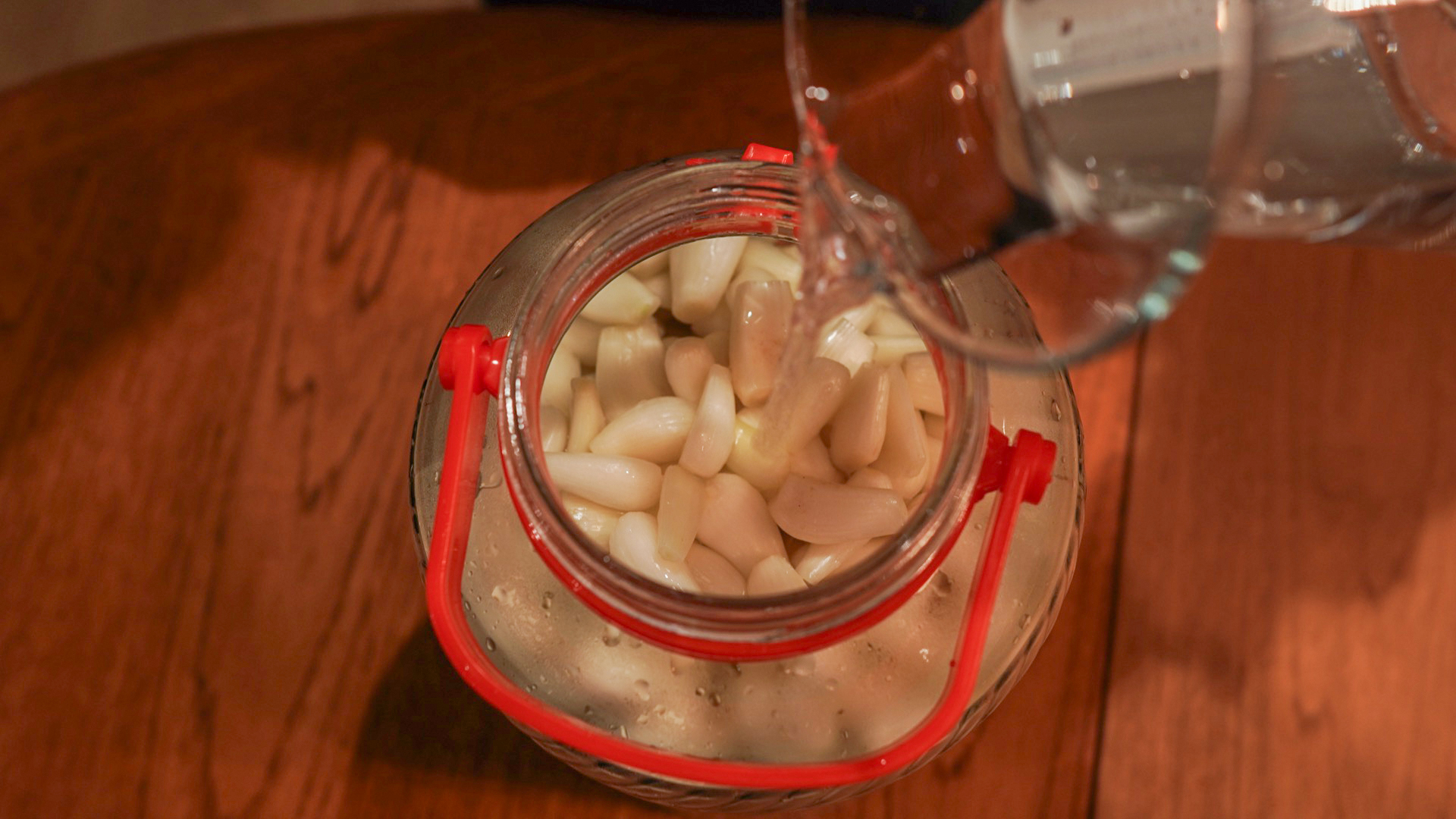 瓶に塩水を注ぐ