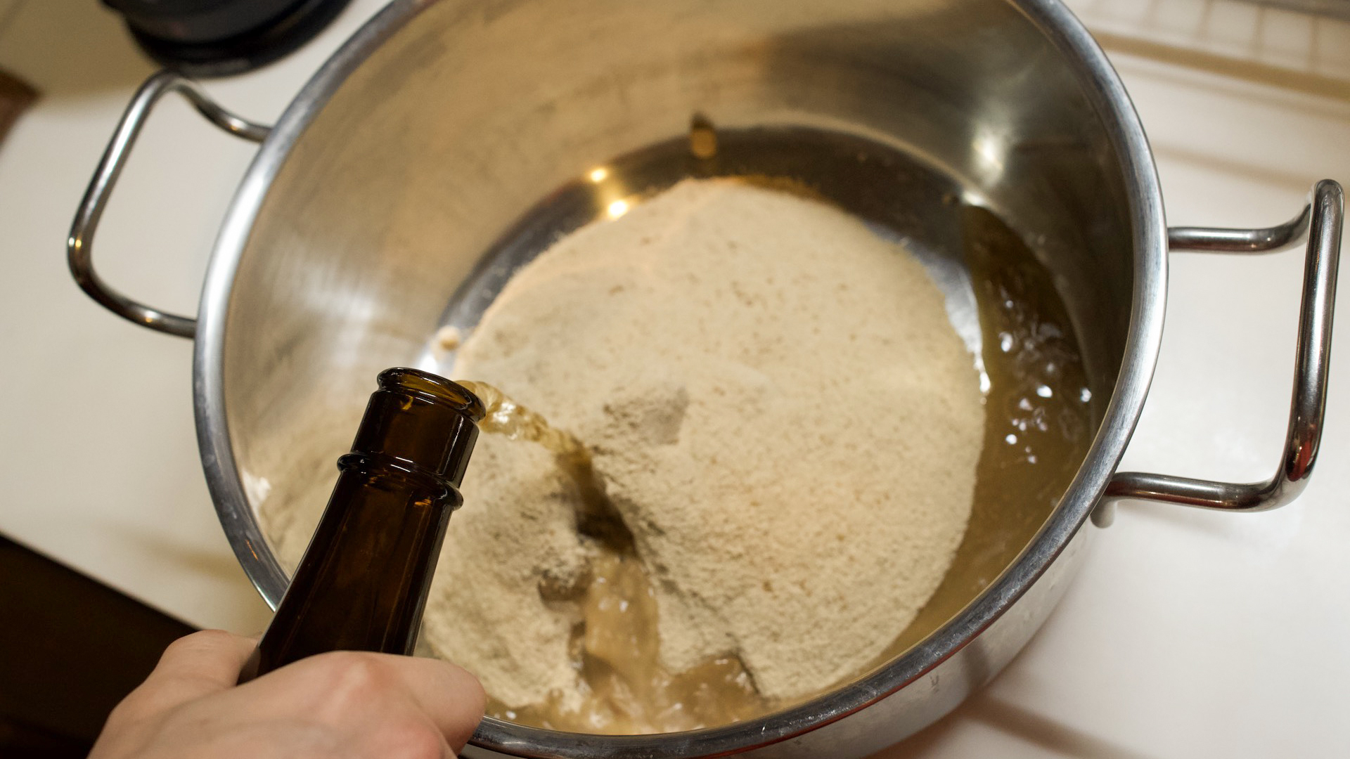 鍋にきび砂糖と千鳥酢を合わせる